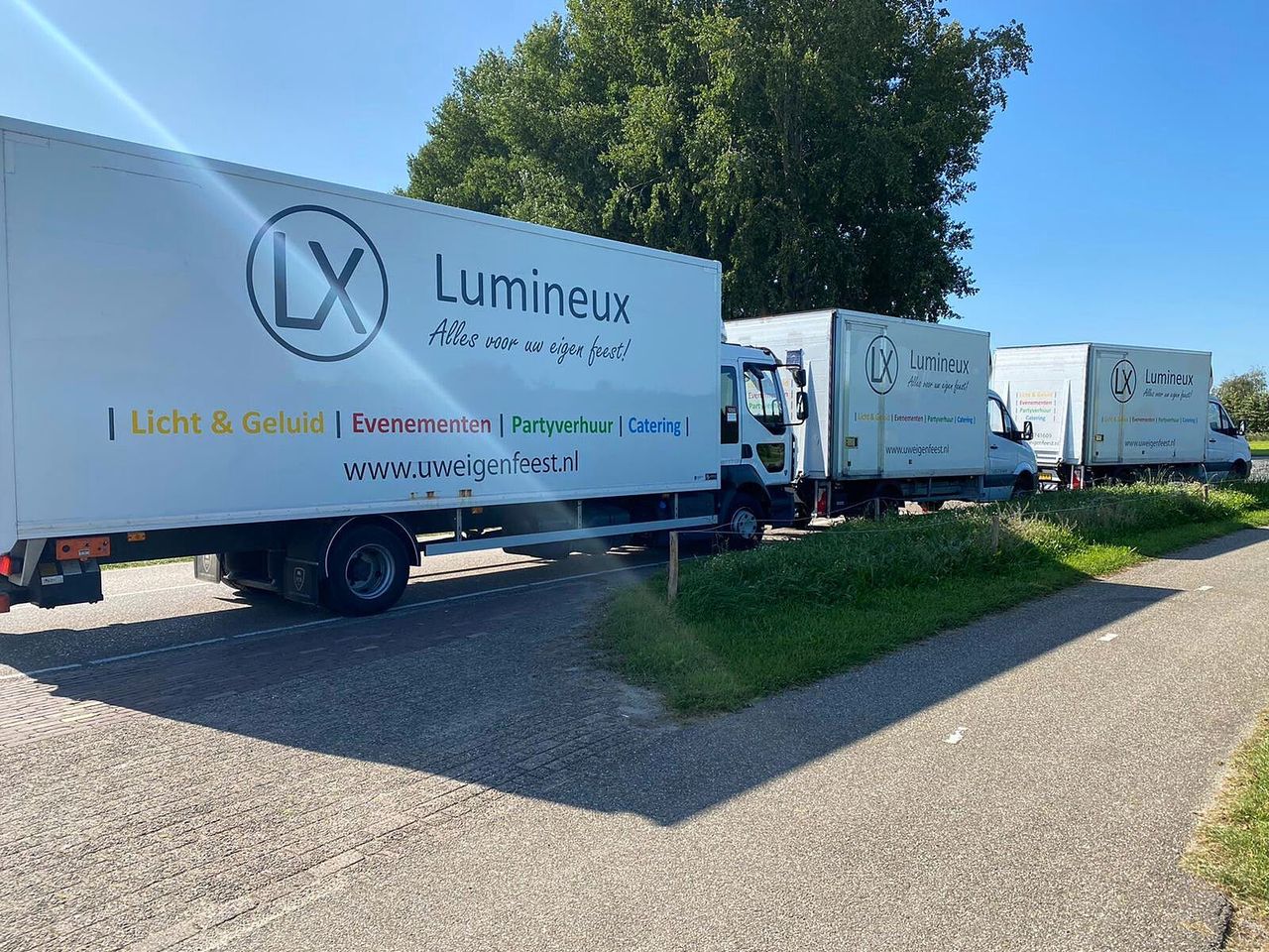 Lumineux-bedrijfswagens met tentmateriaal, klaar voor opbouw