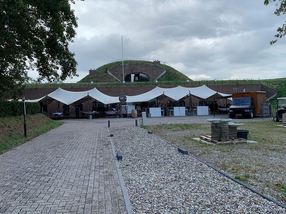 Aaneengesloten stretchtenten bij een fort