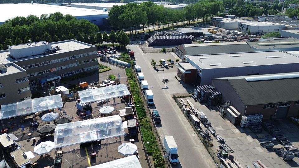 De frametenten op het terrein