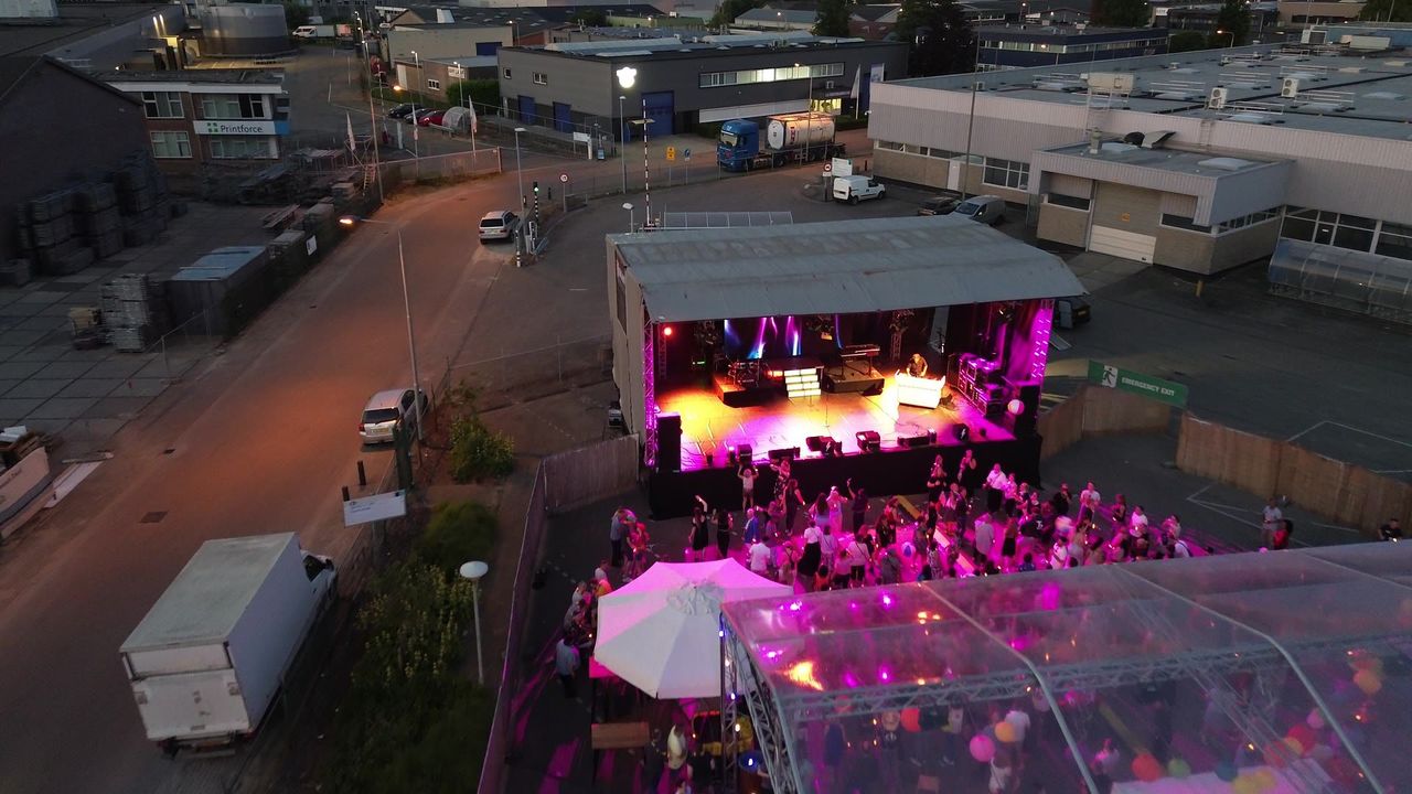 Het podium met licht en de tenten