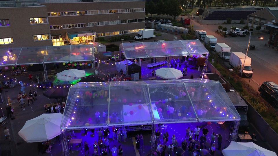 Transparante frametenten met paarse verlichting