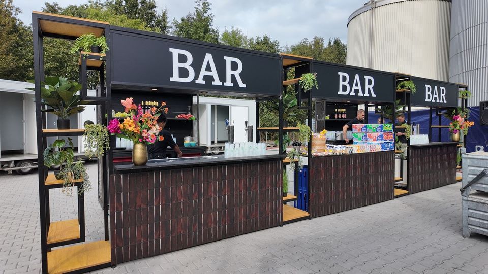 Bar met bloemen en planten