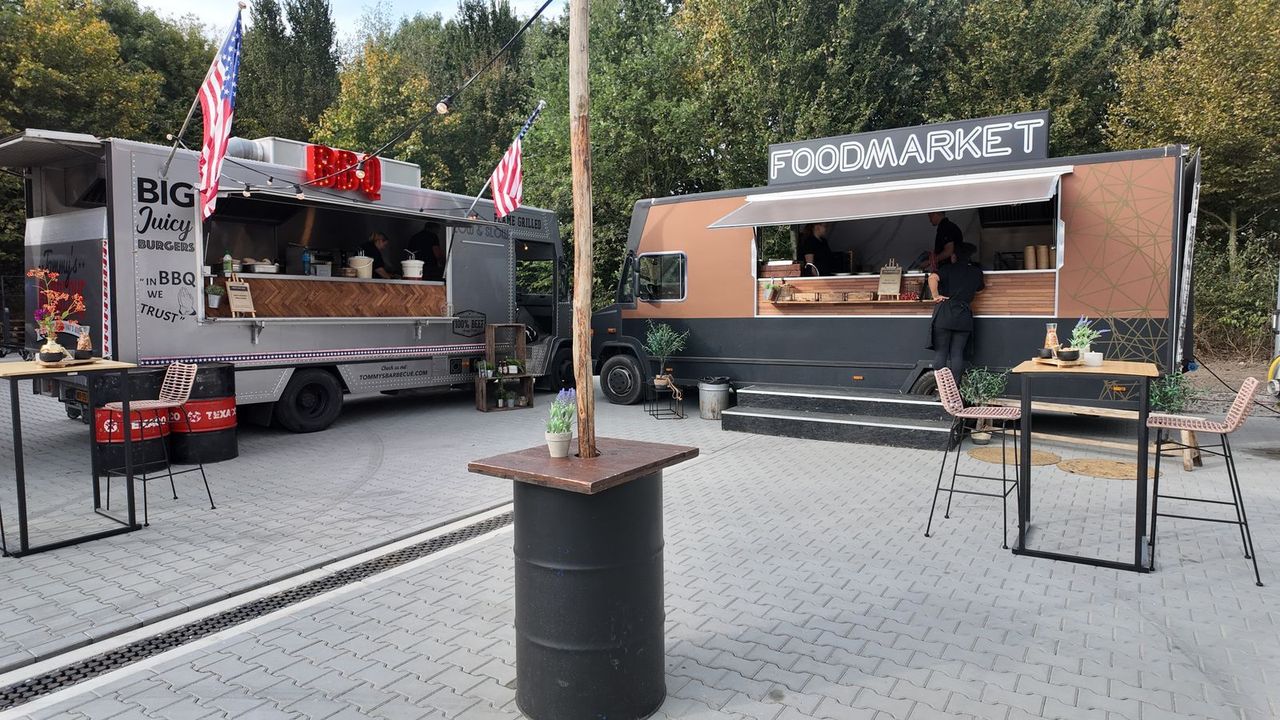 BBQ-truck en foodmarket op het plein