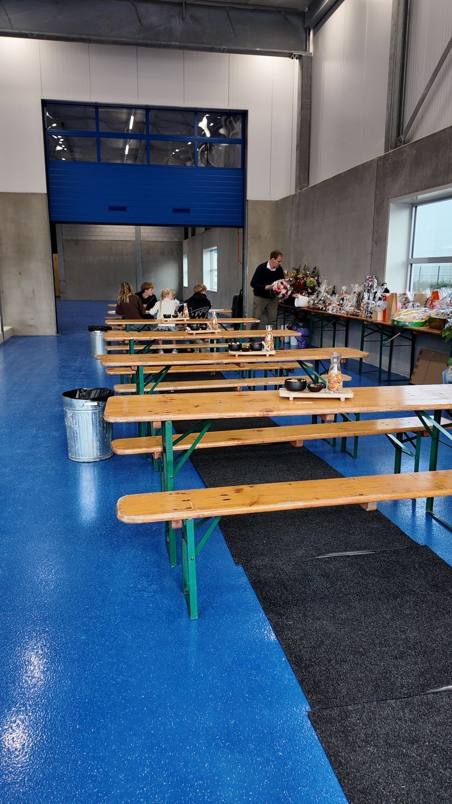 De hal met bierbanken