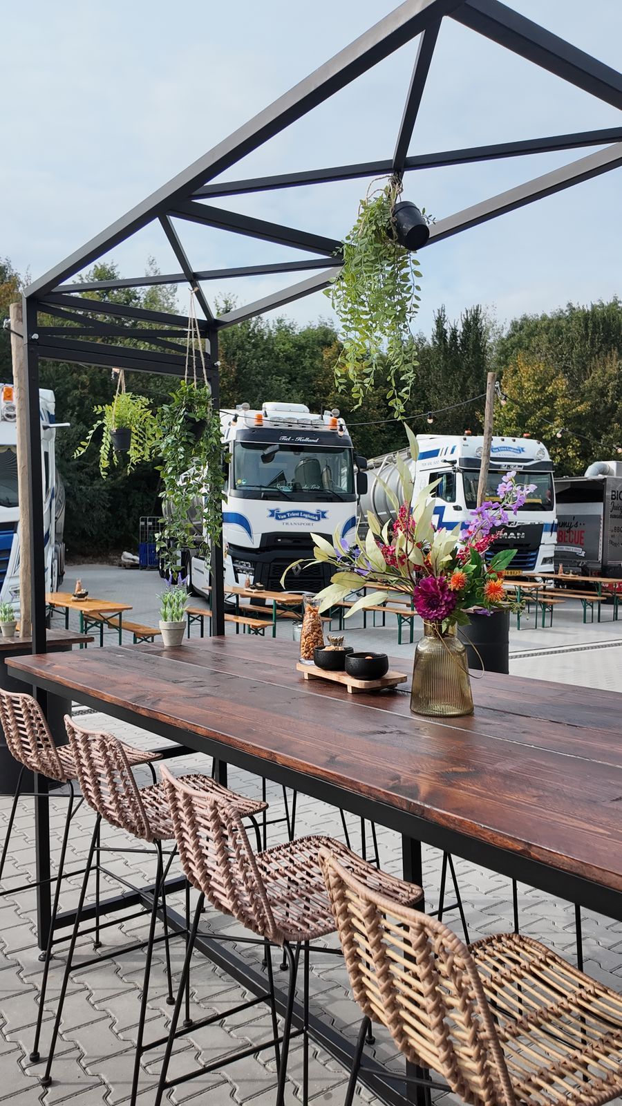Lange tafel onder een pergola