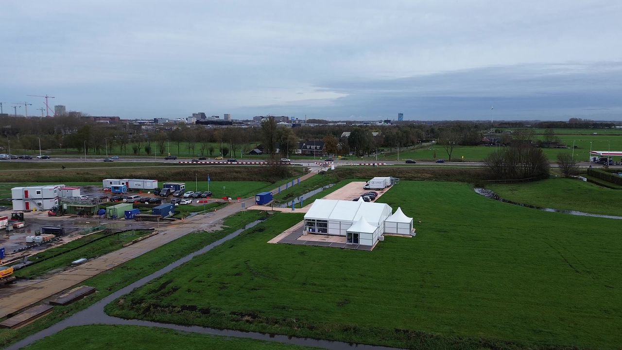 De frametent op het weiland naast de boortoren