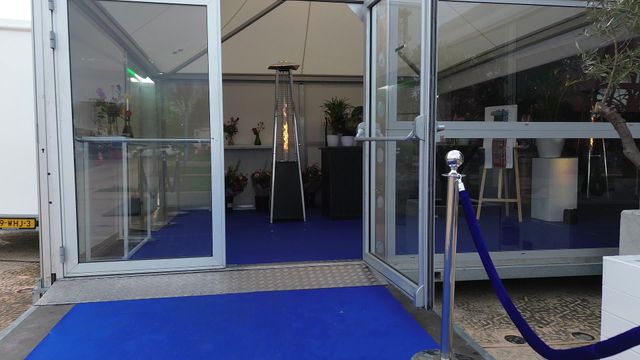 Glazen deur als entree van een tent