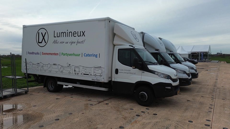Wagens van Lumineux bij de tent