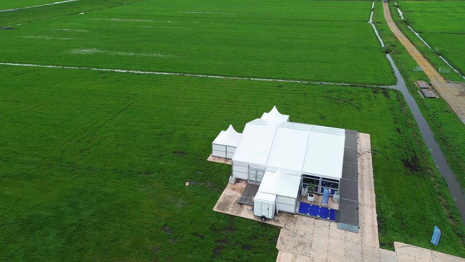 Frametent met pagode-entree op een weiland, van boven