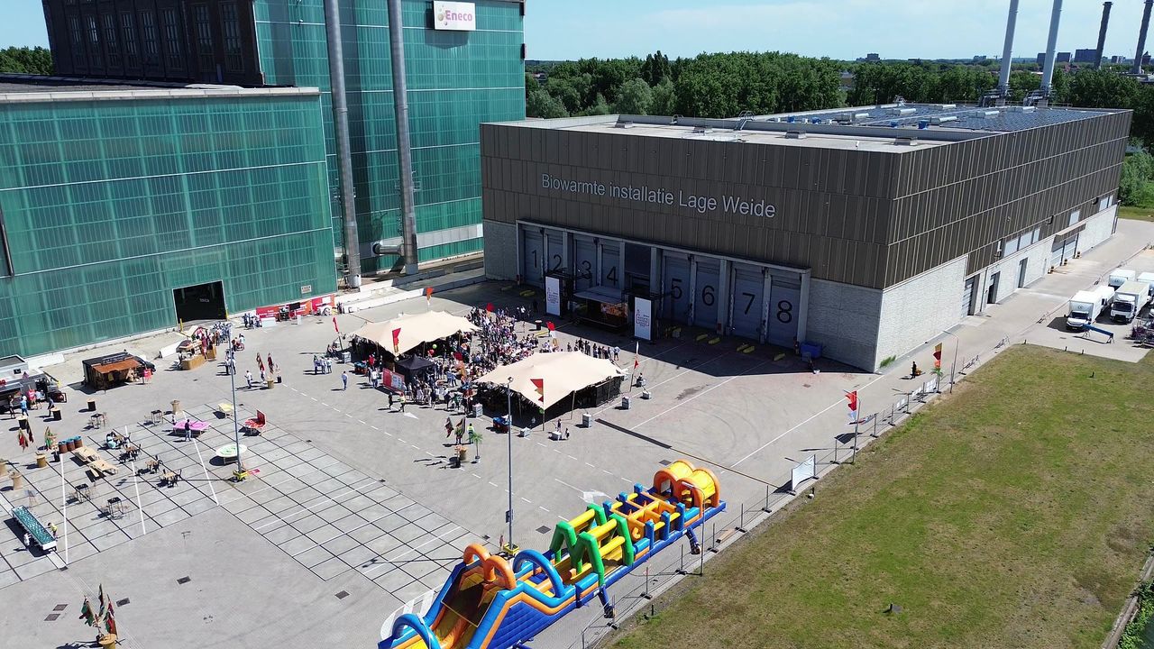 Het festivalterrein met springkussen en tenten