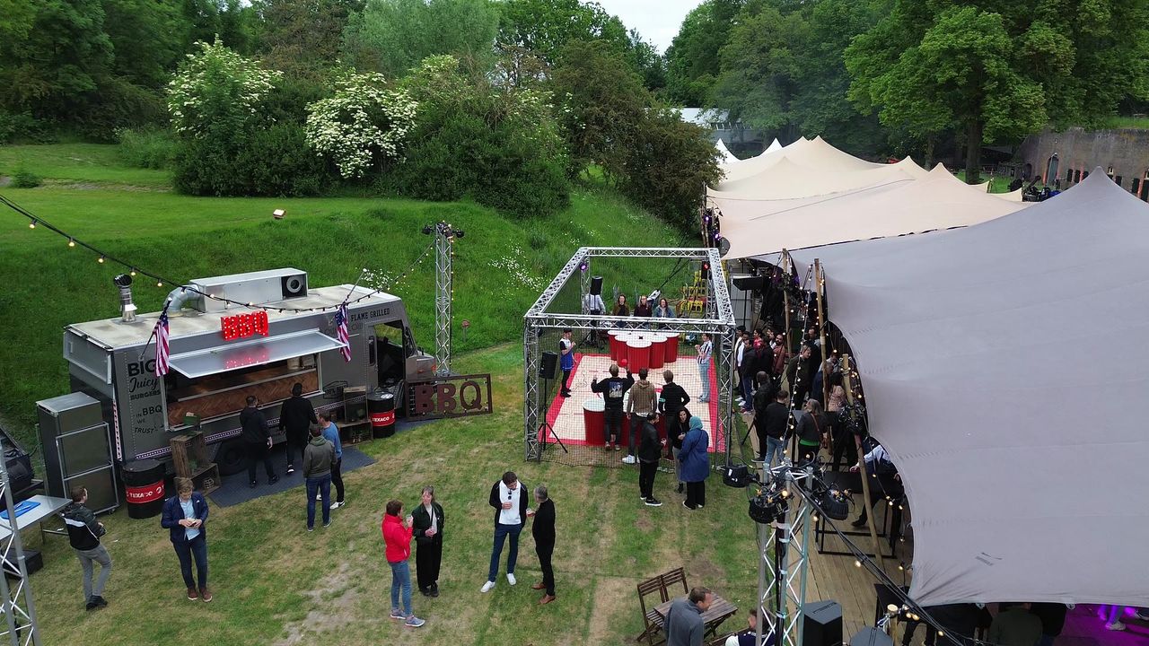 Foodtrucks en stretchtent op het fort