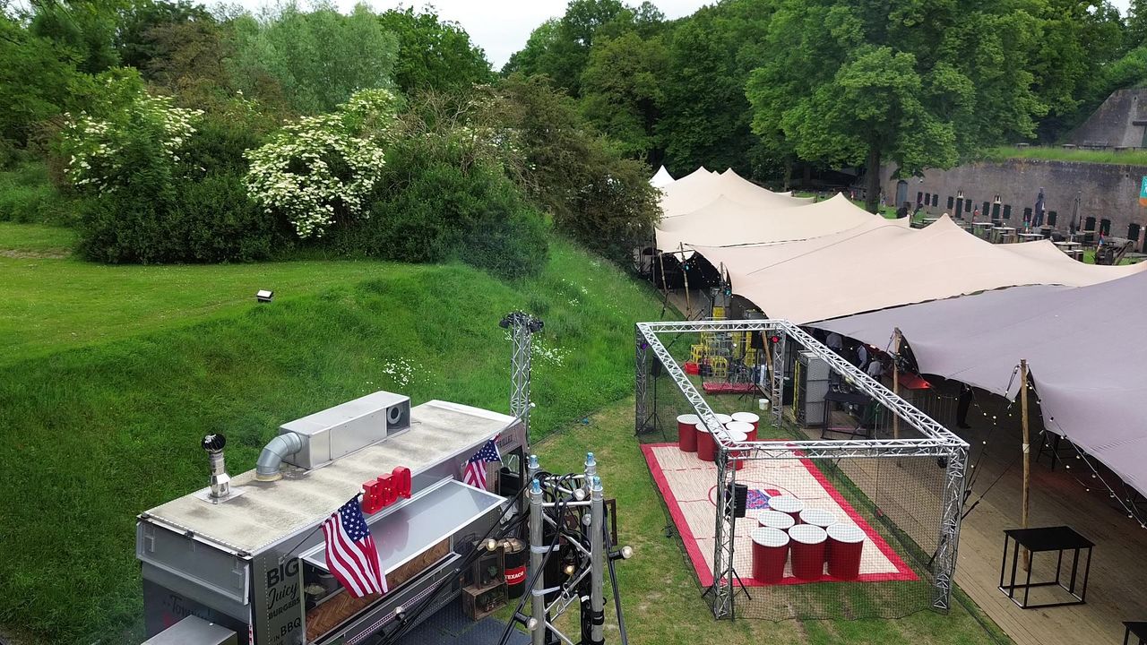 Bar in een truss-constructie naast de stretchtent