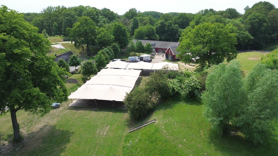 Twee grote stretchtenten op Fort bij Vechten, van boven