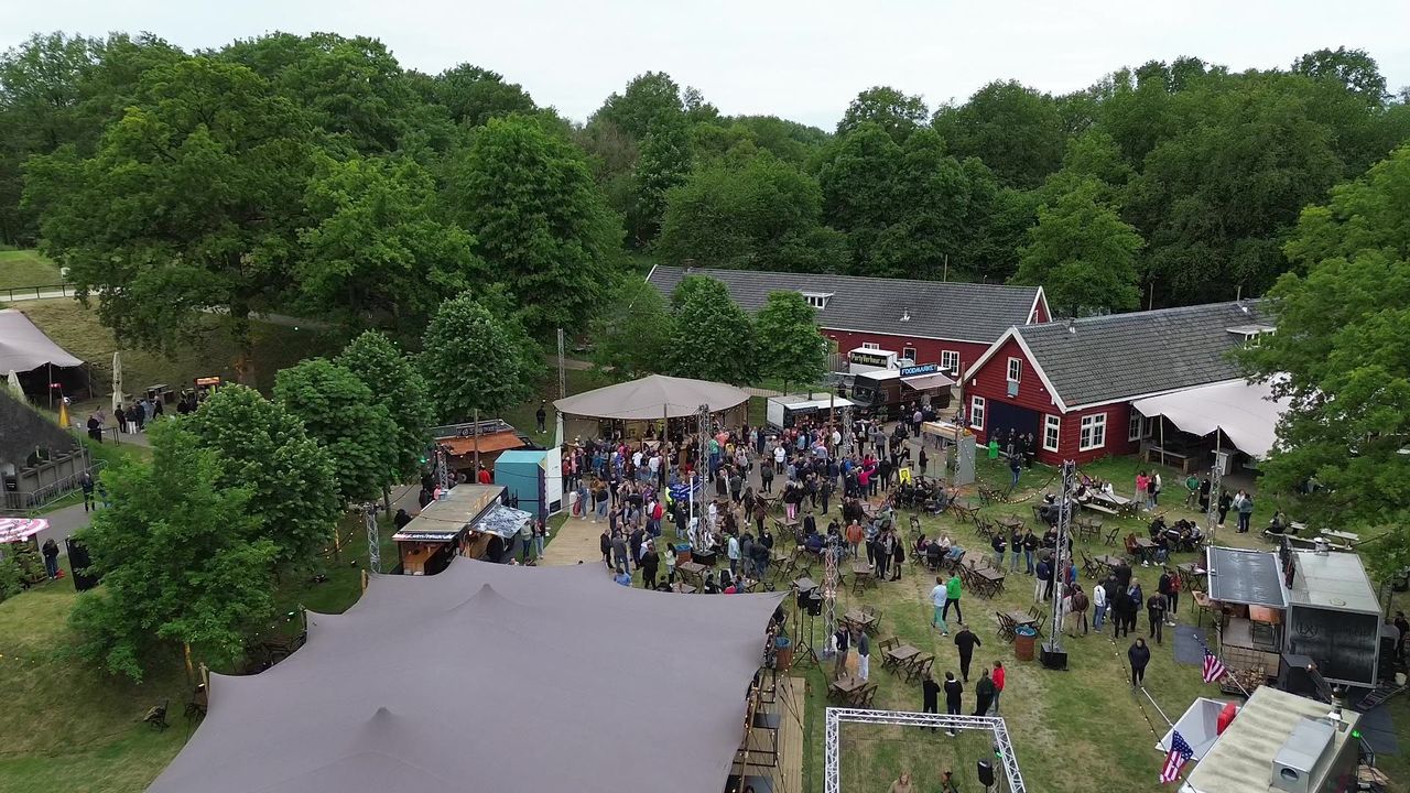 Het terrein van het fort met gasten