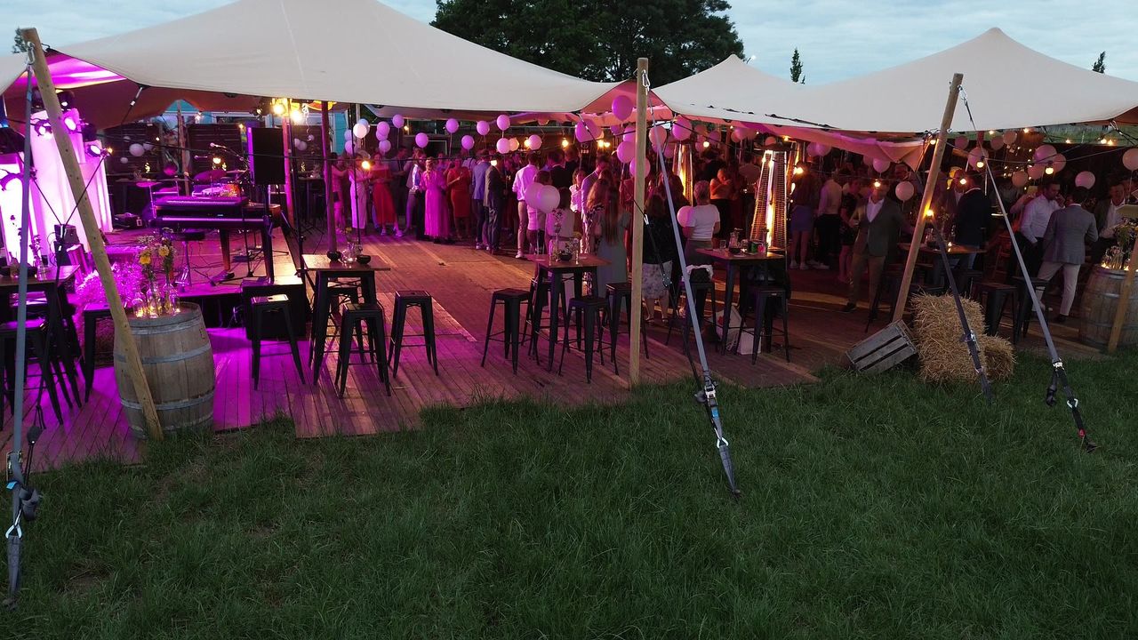 Stretchtent met sfeerverlichting in de avond