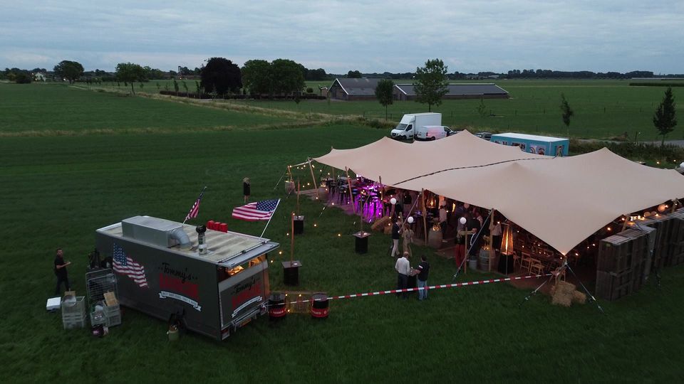 Foodtruck naast de stretchtenten