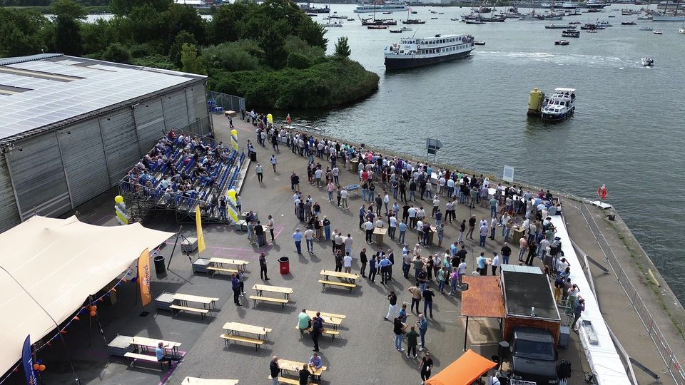 Gasten op de kade bij de stretchtenten