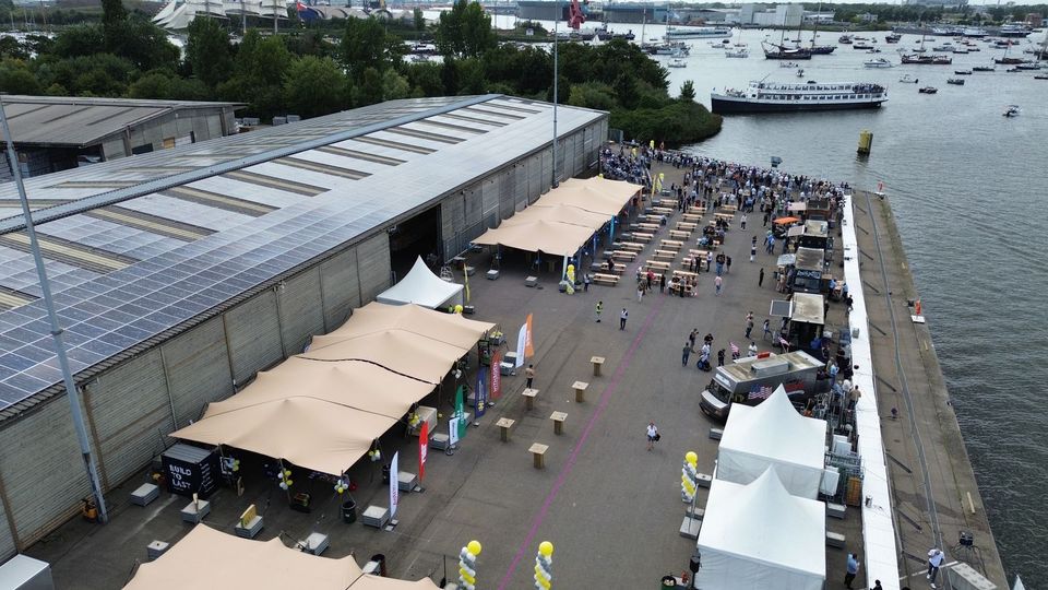 De kade met tenten en picknicktafels