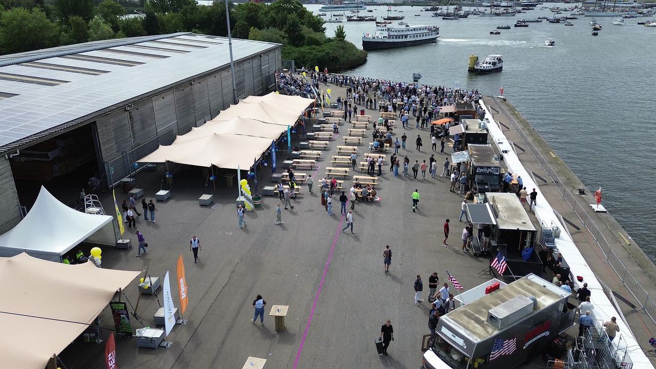 Picknicktafels en stretchtenten op de kade