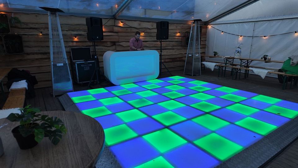 DJ-booth bij de LED-dansvloer