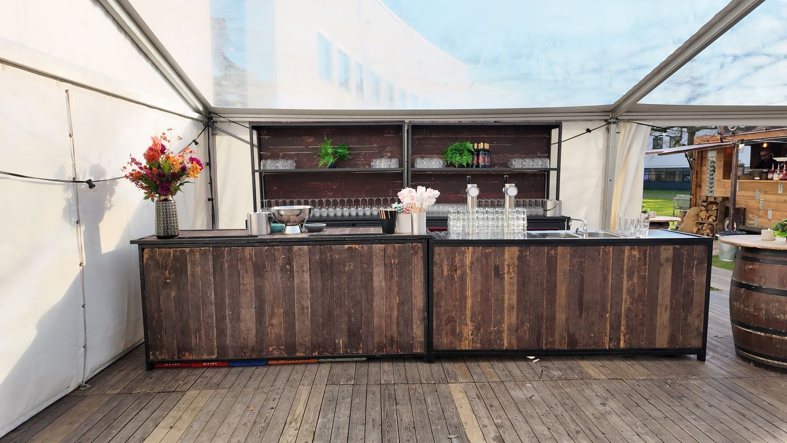 Houten bar in een frametent met transparant dak