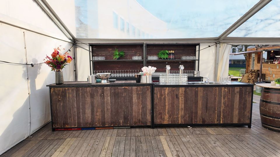 Houten bar in een frametent met transparant dak