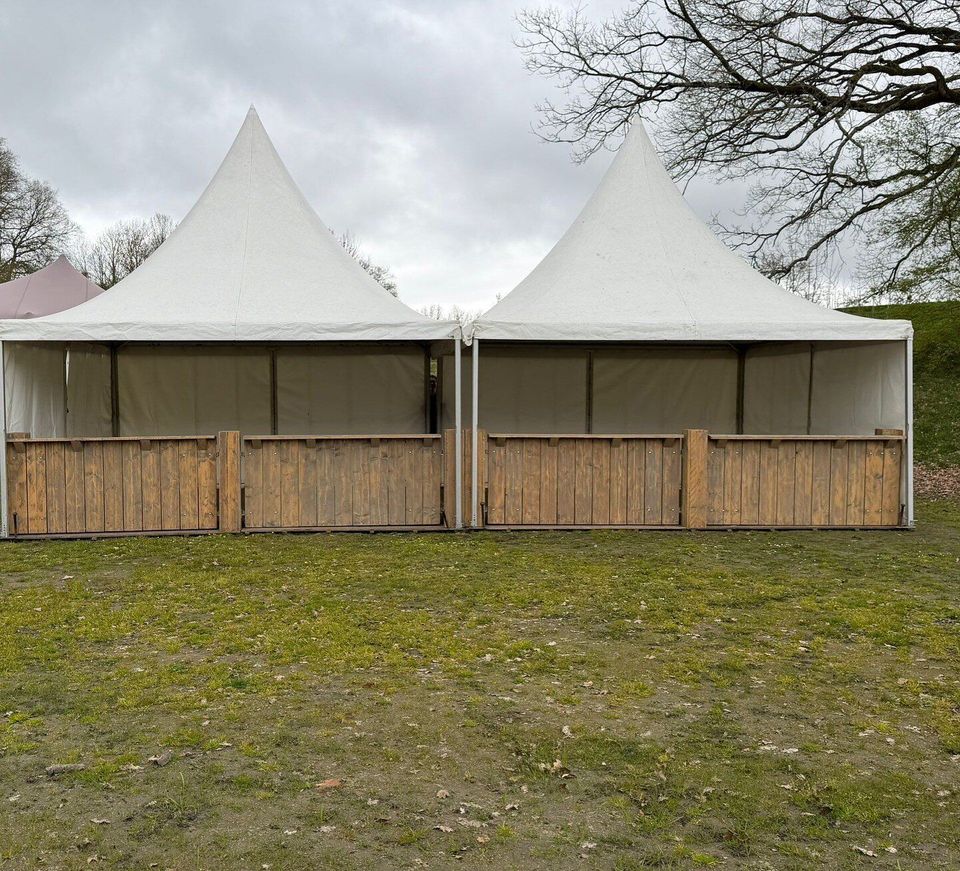 Pagodetenten met een bar opgesteld op een oprit
