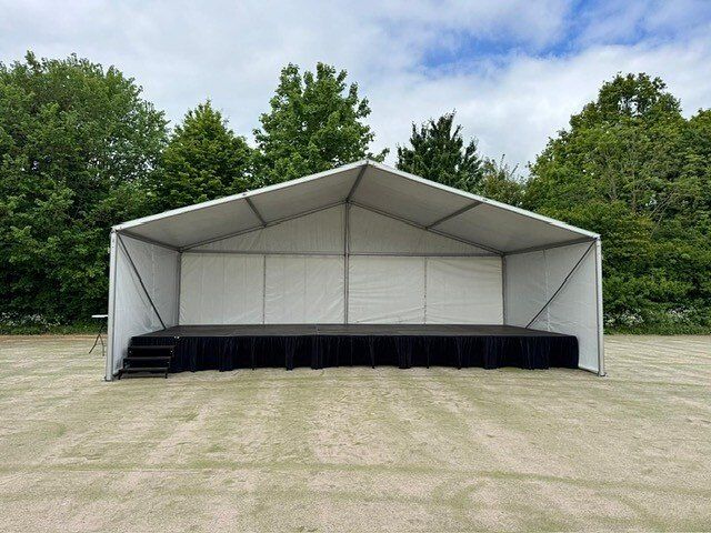 Podiumtent van 10 × 5 meter met podium
