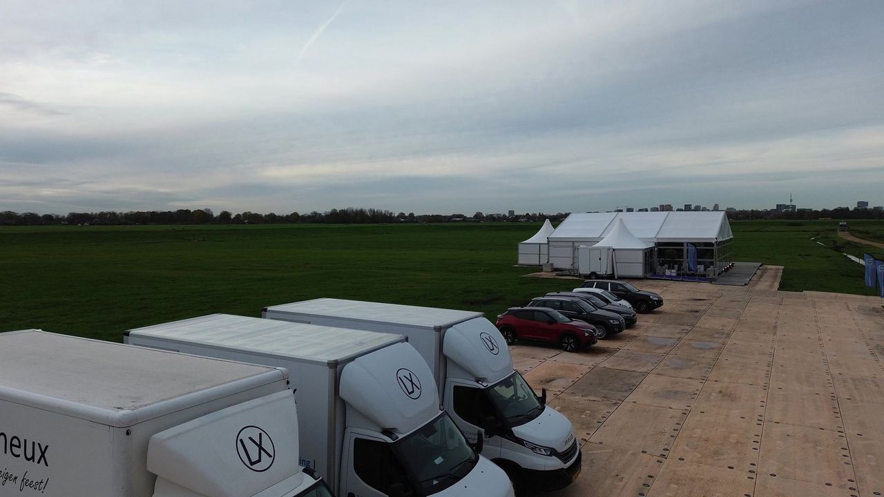 Wagens van Lumineux bij de EBN-tent, van boven