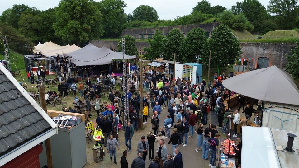 Gasten op het terrein bij de stretchtent