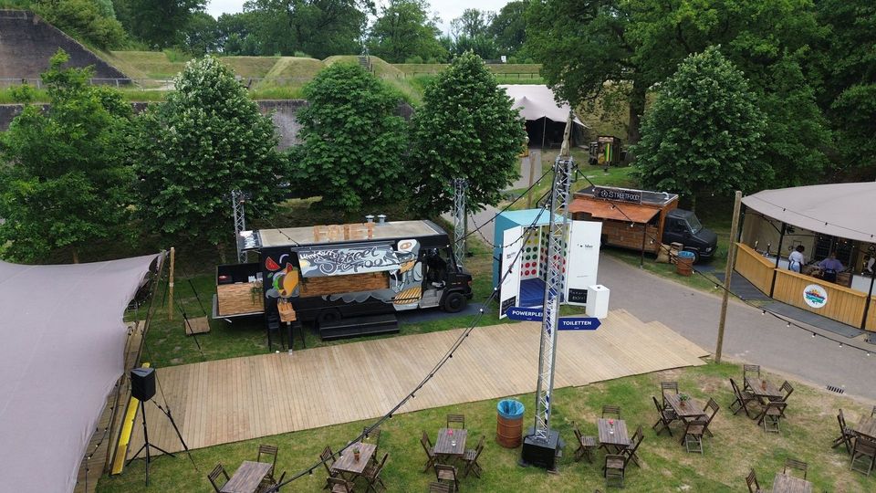 Stretchtent en podium op het fort, van boven
