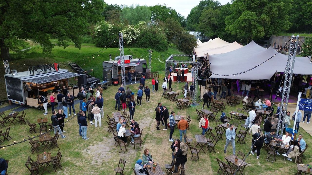 Stretchtent, foodtrucks, bars en tafels op één terrein
