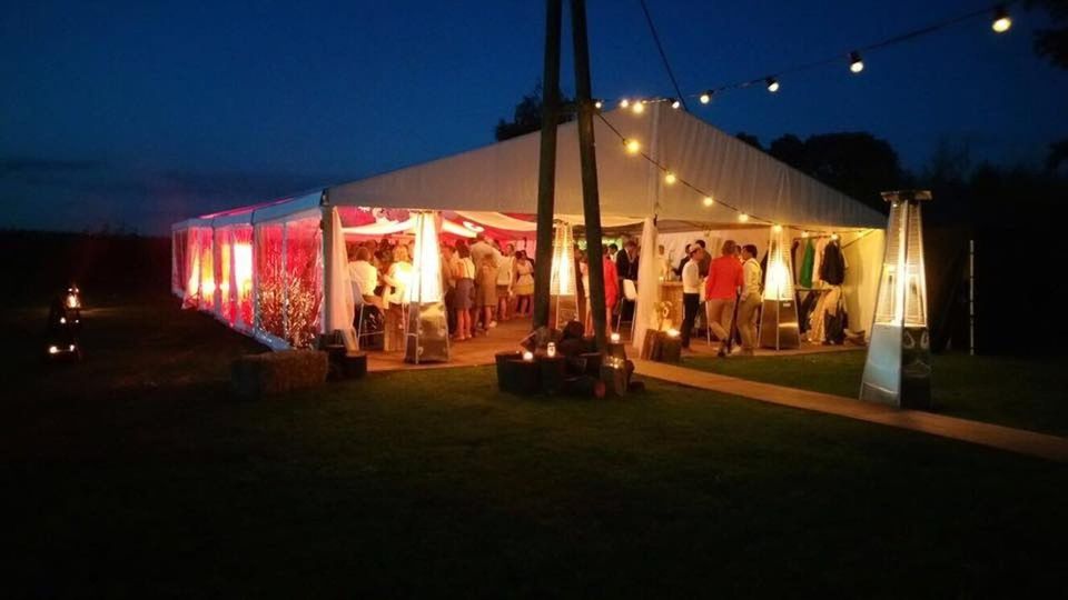 Frametent met lampjes in de avond