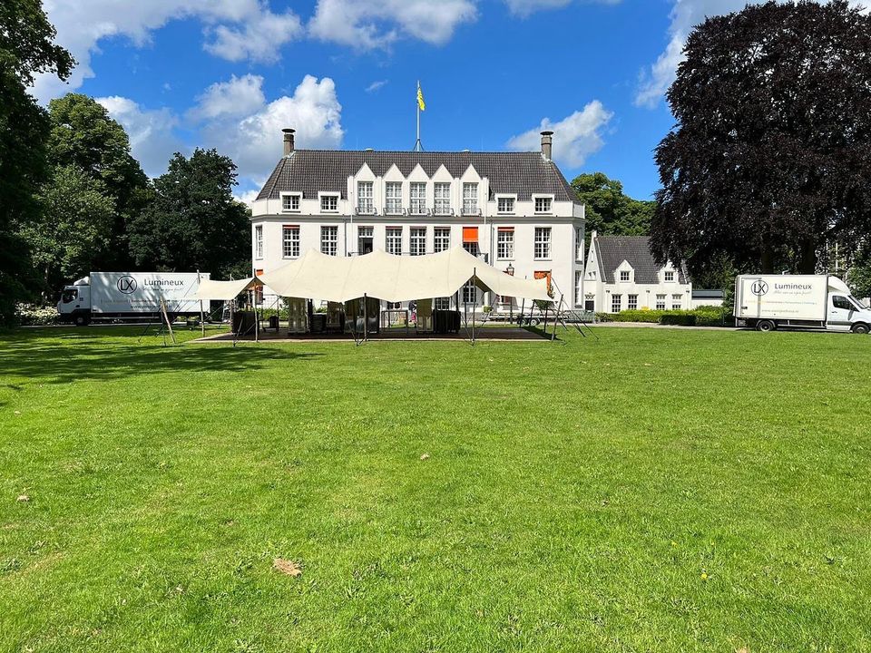Frametenten op het gazon bij een landhuis