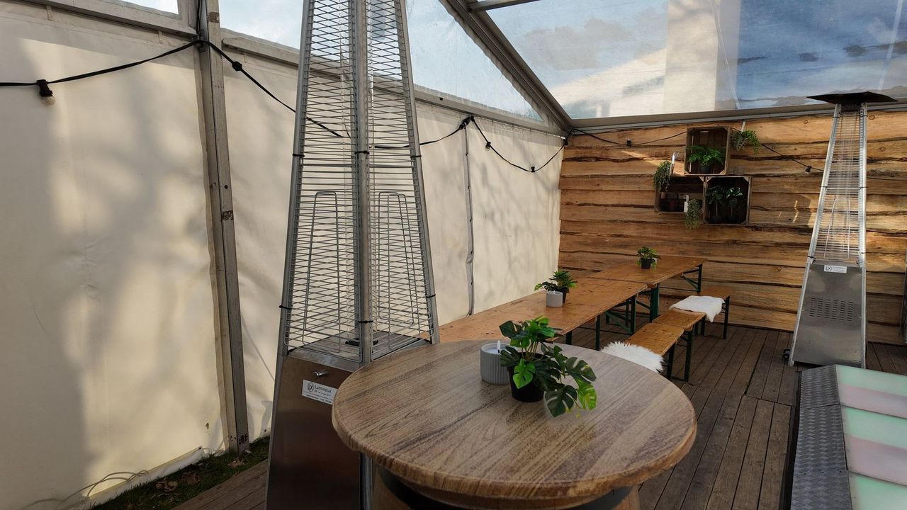 Lounge met ronde tafel in een frametent