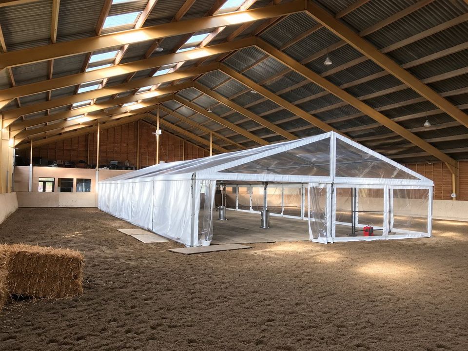 Transparante frametent in een manege