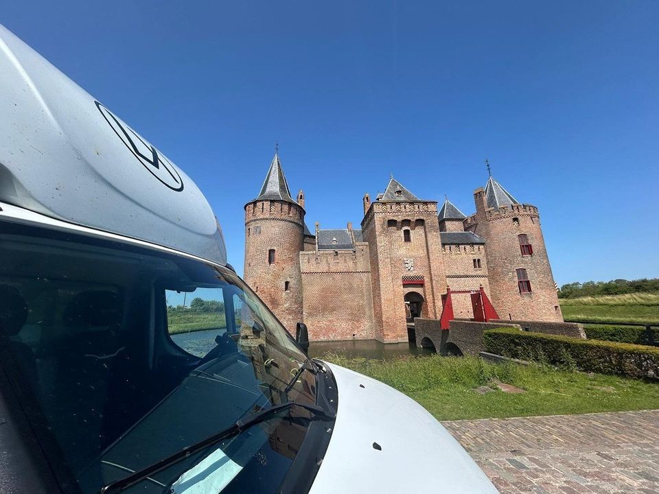 Bus van Lumineux bij het Muiderslot