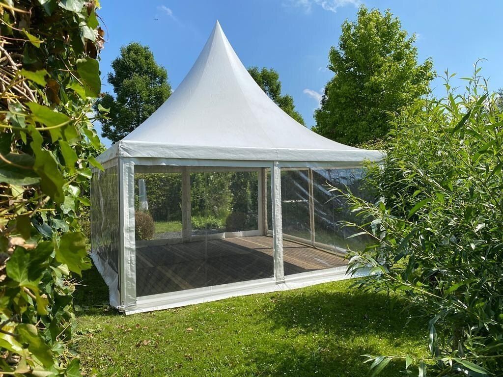 Pagodetent van 5 × 5 meter met transparante wanden