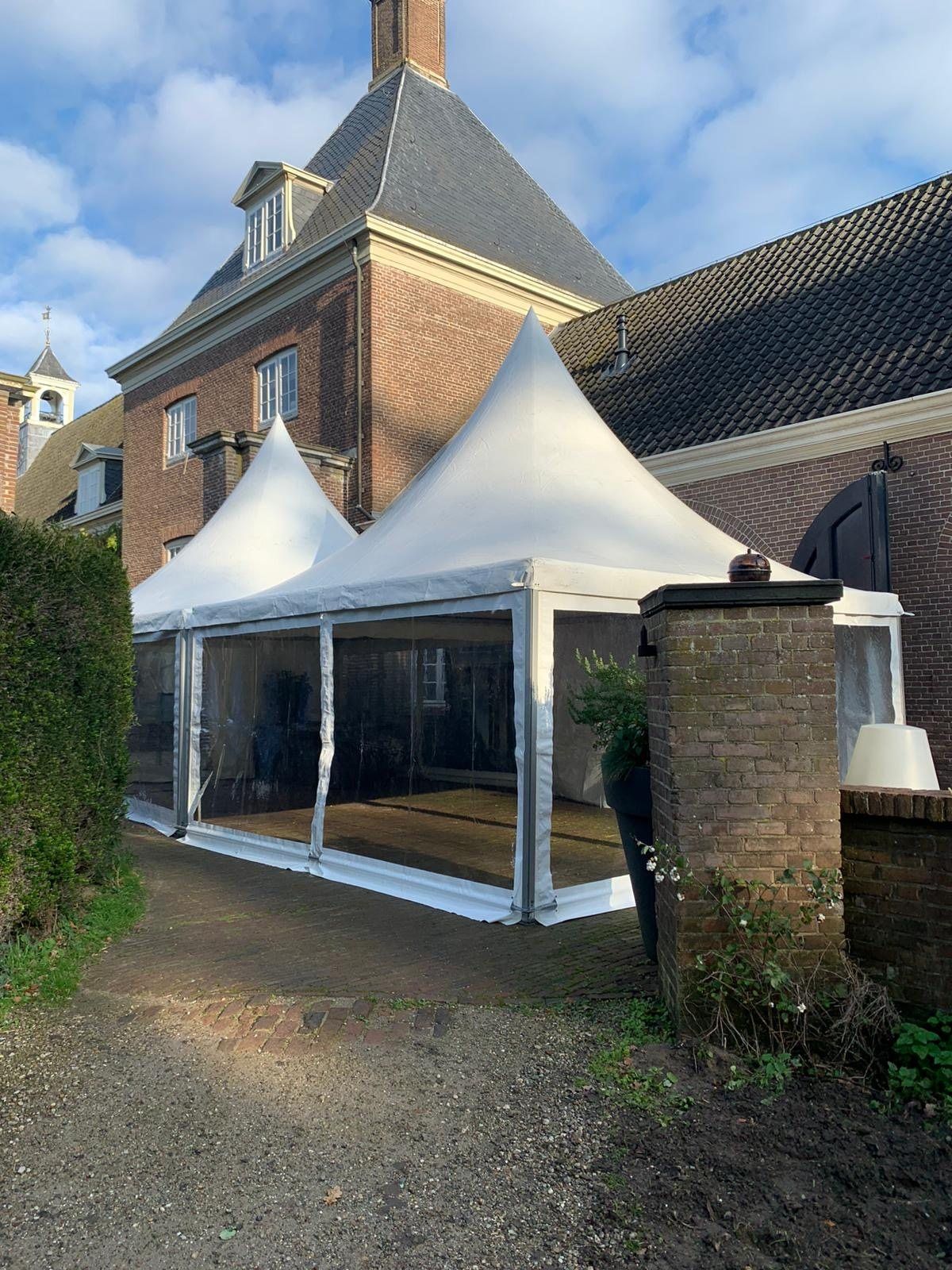Pagodetenten bij een landhuis
