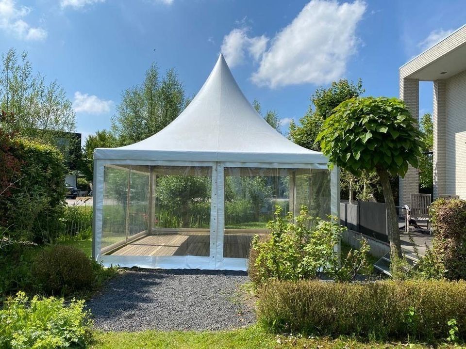 Transparante pagodetent in een tuin