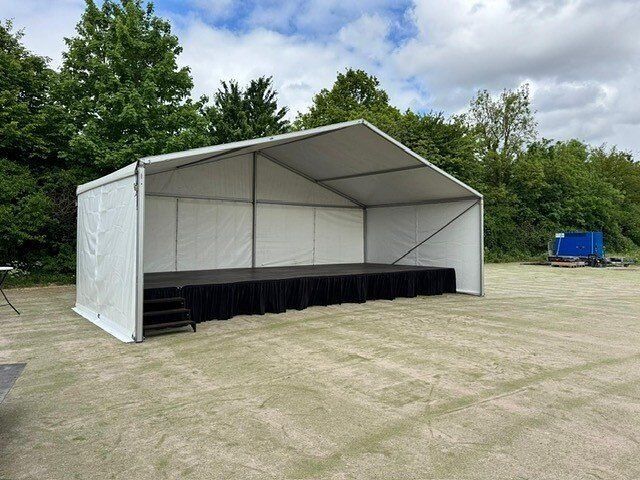 Podiumtent met zwart podium, van voren