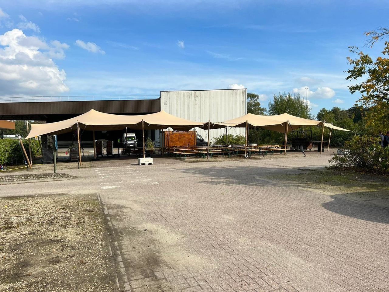 Stretchtent van 10 × 27 meter op een bedrijfsterrein