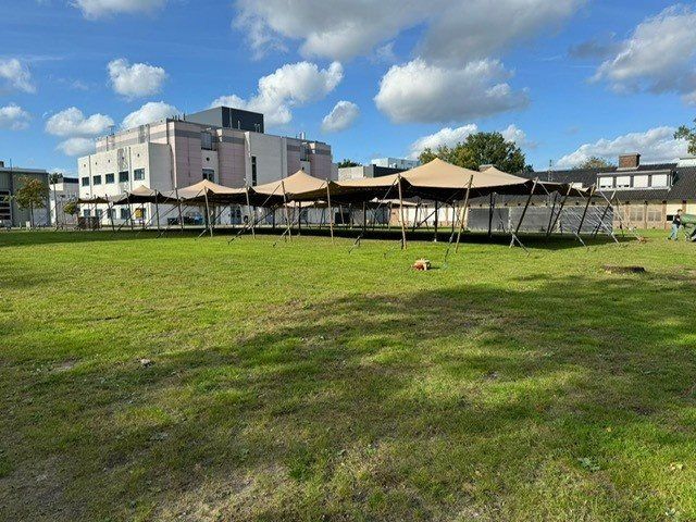 Stretchtent van 15 × 40 meter voor een kantoor