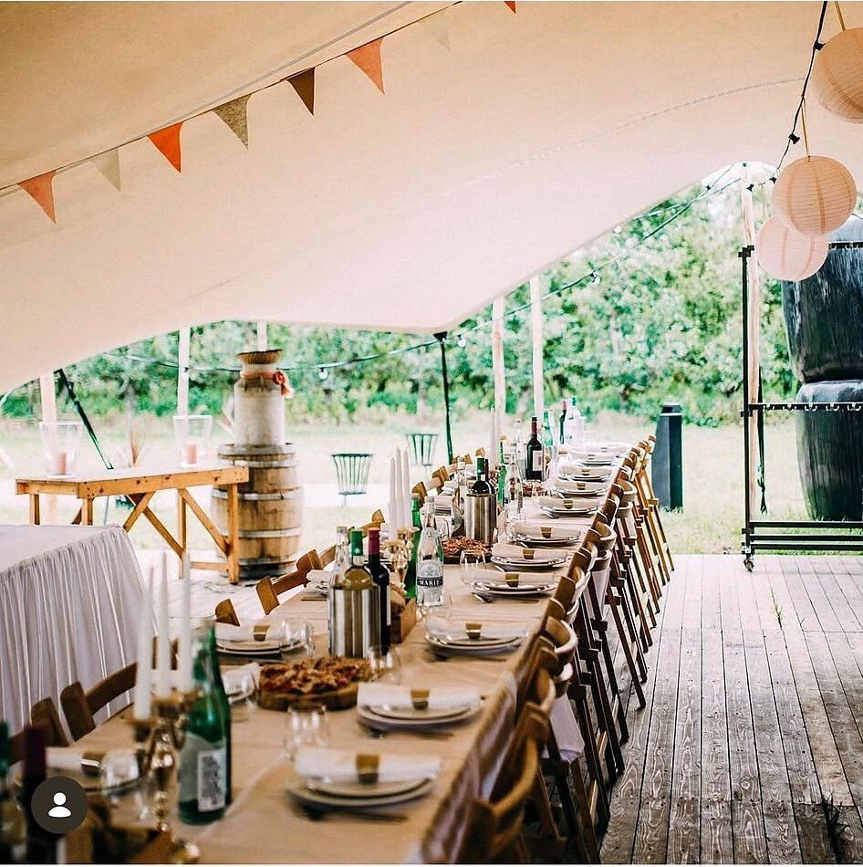 Lange gedekte tafels onder een stretchtent