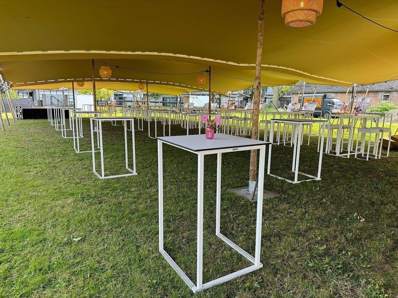 Witte statafels onder een stretchtent
