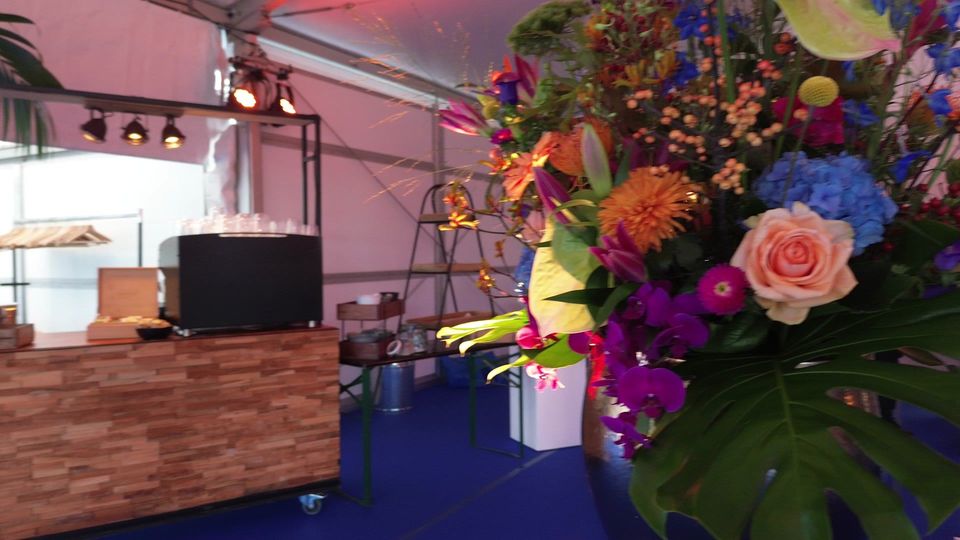 Bloemstukken bij de bar