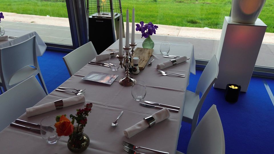 Dinertafels in de frametent