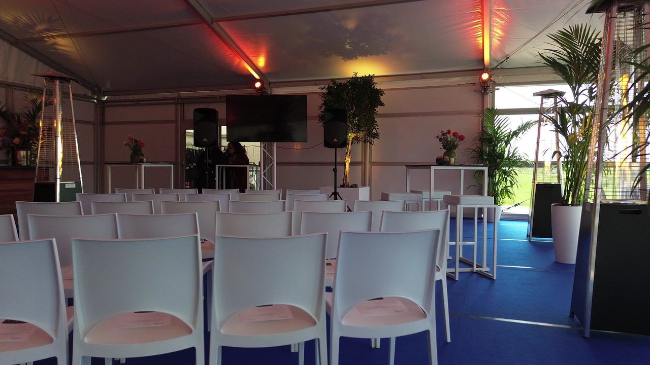 Stoelen in theateropstelling voor de plenaire bijeenkomst