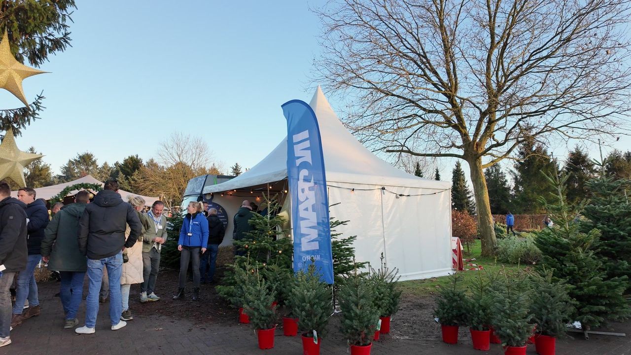 Pagodetent met gasten op een kerstmarkt