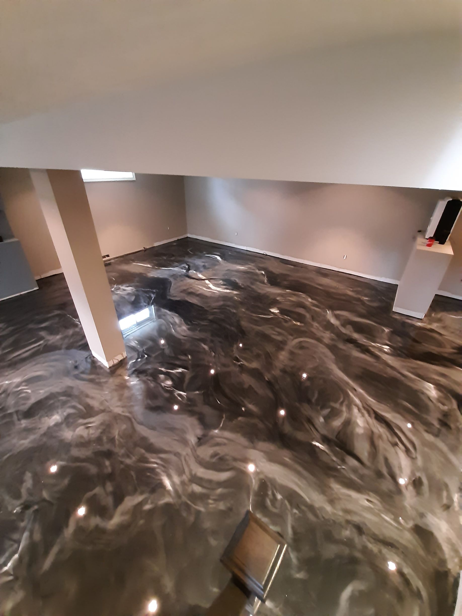 A room with a marble floor and a ceiling.